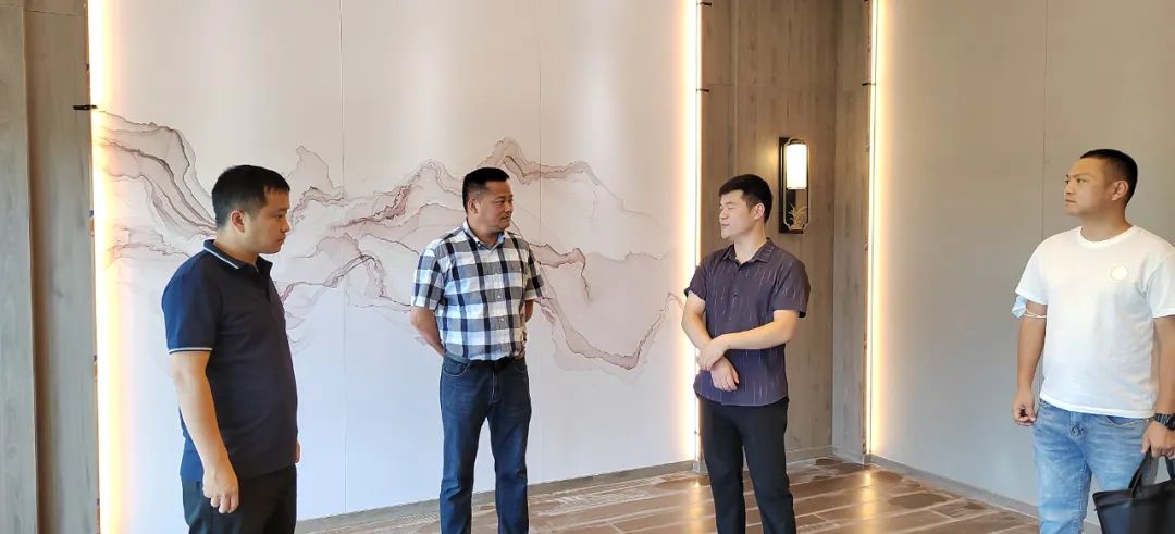 黨支部書記、總經(jīng)理陳文濤帶隊(duì)赴工地考察安全生產(chǎn)情況(圖3)