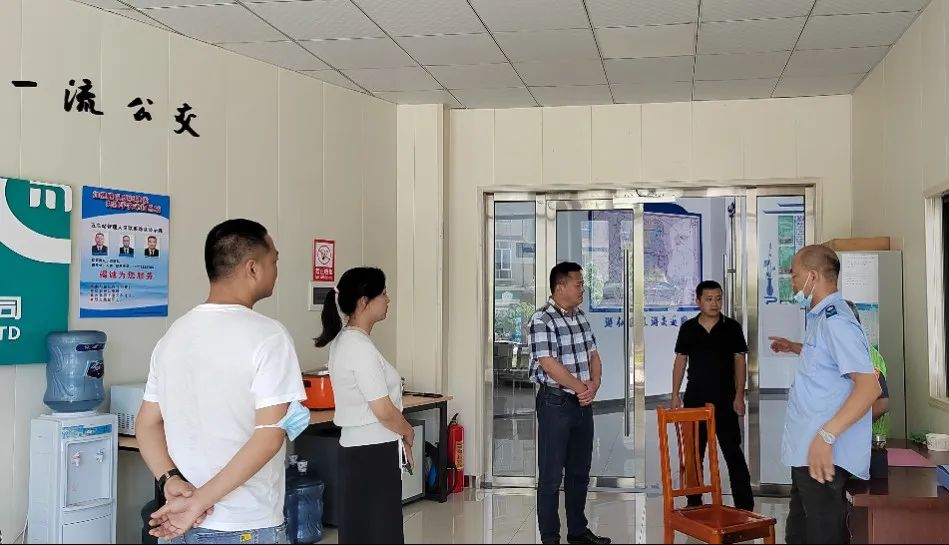 黨支部書記、總經(jīng)理陳文濤帶隊(duì)赴工地考察安全生產(chǎn)情況(圖5)